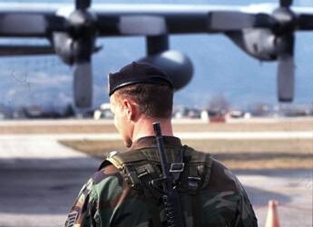 Nato, Usa alzano a ‘Charlie’ il livello di allerta nelle basi d’Europa. Cnn: “Rischio attentati”