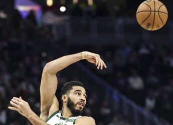 Nba, mercato si infiamma: Thompson va a Dallas e George ai Sixers, rinnovo record per Tatum