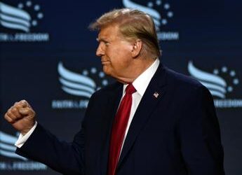 Trump ‘tifa’ per Biden: “Meglio se presidente non si ritira”