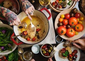 Tumori, dieta mediterranea ‘alleata’ anche dopo la diagnosi: cala del 32% il rischio di mortalità