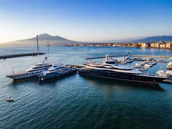 Zuckerberg in vacanza in Italia, tour a Pompei e folla di curiosi per il suo superyacht – Foto
