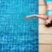 Abbronzatura a rischio se si va in piscina? Cosa dice il dermatologo