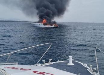 Barca a fuoco al largo di Ostia, tutti salvi