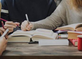 Caro scuola, è stangata: 600 euro a studente per i libri e il resto anche di più