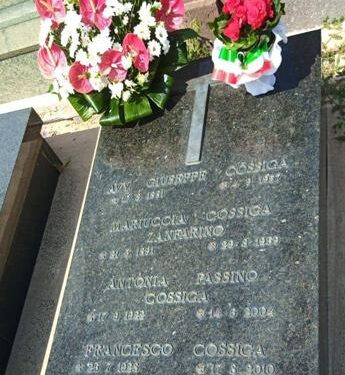 Cossiga, l’omaggio della famiglia al cimitero di Sassari