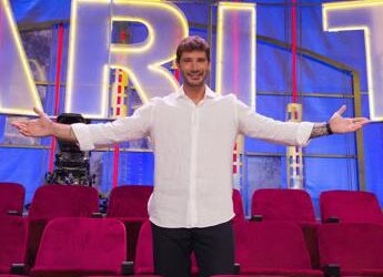 De Martino pronto per Affari tuoi: “Non vedo l’ora. Arianna Meloni? Non la conosco”