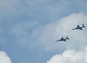 Giappone alza in volo i jet: “Un velivolo militare cinese ha violato lo spazio aereo”