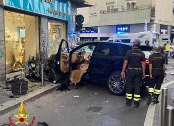 Milano, suv si schianta contro la vetrina di un negozio: due feriti gravi