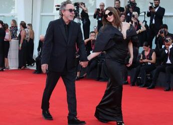 Mostra Venezia, ecco Beetlejuice: il red carpet gothic con Tim Burton e Monica Bellucci