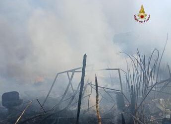 Roma, incendio baracche in via Ciamarra: nessun ferito