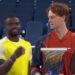Sinner, Tiafoe e il dito medio: come rovinare la foto a Cincinnati – Video