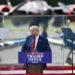 Trump, comizio dietro vetro anti proiettile: “E poi dicono a me basta attacchi…”