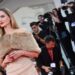 Venezia 81, Angelina Jolie si commuove per la standing ovation e cerca l’abbraccio di Favino – Video