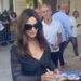 Venezia 81, è il giorno di Tim Burton: fan in delirio per Monica Bellucci e Jenna Ortega