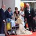Venezia 81, l’incontro tra Angelina Jolie e un fan disabile sul red carpet: “È una persona di cuore”
