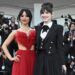 Venezia 81, questo dolce momento tra Winona Ryder e Jenna Ortega è una lezione tra generazioni – Video