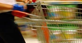 Inflazione, Istat: a dicembre prezzi su dell’1,2% annuo e carrello della spesa +2,2%