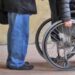 Invalido in sedia a rotelle bloccato da barriere, il sindaco: “Manderò vigili”