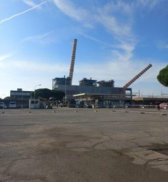 Abbattute le vecchie ciminiere della centrale elettrica di Piombino