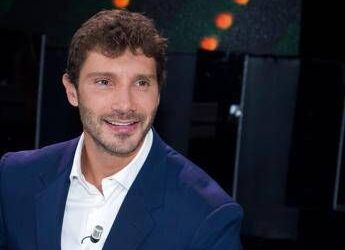 Ascolti tv, De Martino leader prima serata con ‘Stasera tutto è possibile’