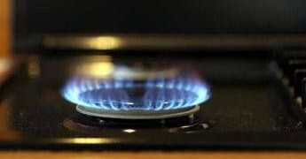 Attacco all’Iran, cosa succede alle bollette del gas degli italiani: come tutelarsi