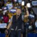 Bruce Springsteen sul palco per Kamala Harris: “Trump corre per diventare tiranno” – Video