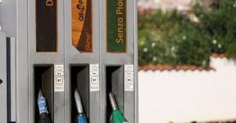 Carburanti, nuovi rialzi per benzina e diesel: i prezzi di oggi
