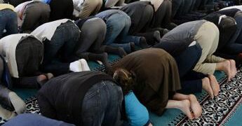 Islam, Lega prepara giro vite: da albo delle moschee a registro degli imam, arriva il reato di prediche radicali