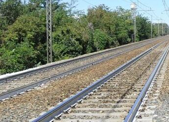 Napoli, attraversa binari: investito e ucciso da treno