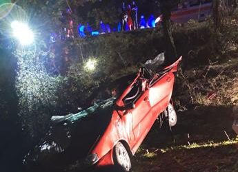 Nuoro, auto finisce nella scarpata e si ribalta: morti 4 ragazzi