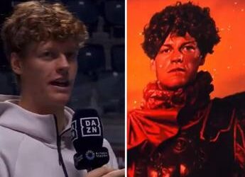 Sinner, show al Six Kings Slam: prima in campo, poi al microfono – Video