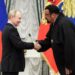 Steven Seagal: “Morirei per Putin”. E la Russia è pronta a mandarlo in guerra