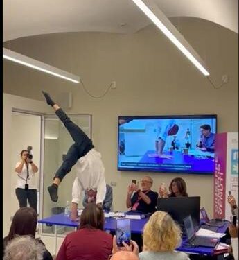 A sorpresa danzatore si esibisce sul tavolo dei relatori durante convegno