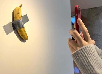 Banana di Cattelan, il fruttivendolo che l’ha venduta: “Sei milioni di dollari? Incredibile”