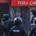 Francia, si barrica nel ristorante con 4 ostaggi: “Ha un coltello”