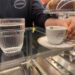 Il bicchiere d’acqua si beve prima o dopo il caffè? Ecco perché – Video