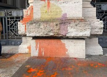 Imbrattata facciata ministero Istruzione, manifestanti con striscione ‘Bruciamo tutto’