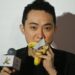 Justin Sun ha mangiato la banana di Cattelan, l’ha pagata 6,2 milioni