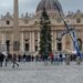 Natale, innalzato in piazza San Pietro l’albero al centro delle proteste