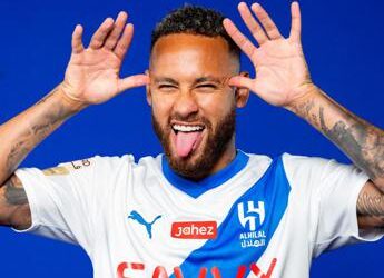 Neymar, giallo in Arabia: un tifoso gli sfila un anello e lo rivende. Ma lui smentisce