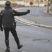 Roma, minorenni fuggono all’alt e si schiantano contro auto in sosta