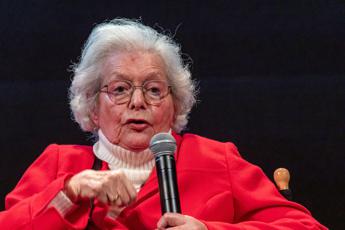 Ambrogini, standing ovation per partigiana Gilardelli. Dalla sala il grido ‘ora e sempre resistenza’