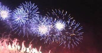 Capodanno e bambini, attenzione a fumi fuochi artificio: l’allarme dei pediatri