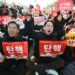 Corea del Sud, migliaia in piazza contro Yoon: oggi il voto di impeachment