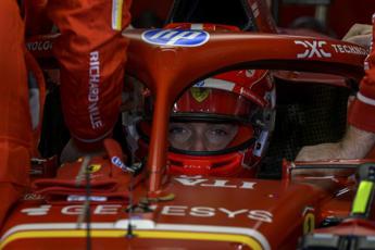 Ferrari, inizio dolceamaro ad Abu Dhabi: Leclerc il più veloce, ma sarà penalizzato