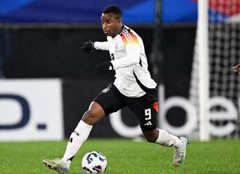 Germania, scandalo Moukoko. Il padre del calciatore: “Ha 4 anni in più”