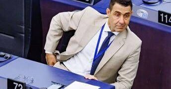 Gianduiotti da Vannacci all’agente aggredito negli scontri al corteo per Askatasuna