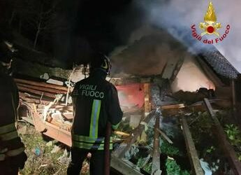 Lucca, esplosione e crollo in villetta a Molazzana: si cercano due dispersi