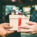 Natale, Altroconsumo: italiani spenderanno 490 euro a testa e 50% in più per viaggi su 2023