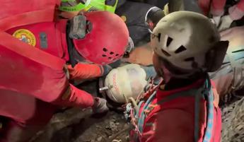 Ottavia Piana è salva, fuori dalla grotta la speleologa rimasta intrappolata – Video